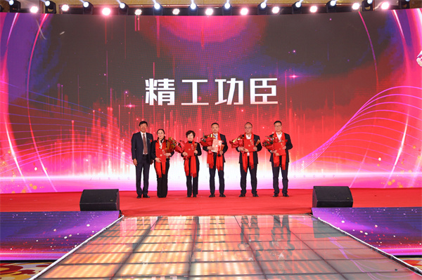 1739930475222126.jpg 12¼¯ÍŶʳ¤¼æ×Ü²ÃÆ«ÏòÑôÏÈÉúΪ×ðÁú¿¹ÙÍøÈë¿ÚԪѫ»ñµÃÕß°ä½±.jpg